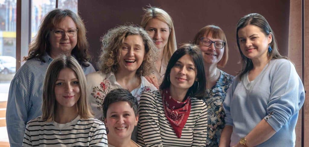 Zdjęcie grupowe osób związanych ze Stowarzyszeniem "Bliżej Świata"