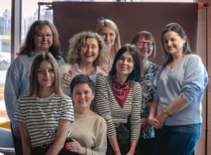 Zdjęcie grupowe osób ze Stowarzyszenia "Bliżej Świata"